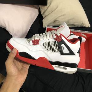 Jordan 4 Fire red. Size 43, kommer med boxen samt äktenskap bevis finns. Fler bilder finns.