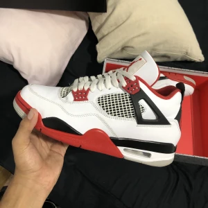 Jordan 4 Fire Red - Jordan 4 Fire red. Size 43, kommer med boxen samt äktenskap bevis finns. Fler bilder finns.