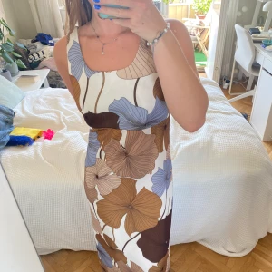 Långklänning  - Så fin långklänning från Jaqueline de young som aldrig kommit till användning🤍🤎