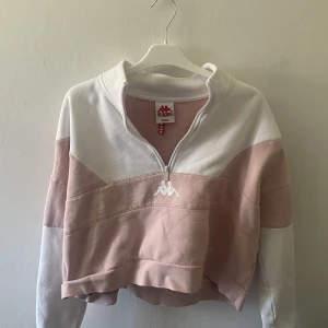 Tröja  - En söt zip-up tröja från Kappa, köpt på Nelly. Den är i ett väldigt fint skick. Den köptes för 800kr. 