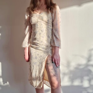 Klänning från Nelly - Aldrig använd med lappen kvar. Perfekt till midsommar!