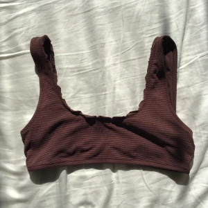 Brun bikinitopp  - Brun bikinitopp från Nelly😊 räfflad på sidorna⭐️ frakt 26kr :)