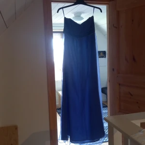 Balklänning/Festklänning  - Har använt den här klänningen 1 gång så den är i väldigt fint skick,det fanns inga axelband till den när jag köpte den ,men sitter väldigt bra ändå 