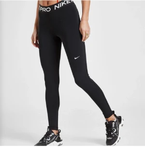 Nike tights  - Ett par Nike tränings tights. De är i bra skick och inte så använda. Storlek xs/s skulle jag säga då det inte är någon lapp kvar med de är lite tighta på mig som brukar ha s 💕