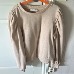 Sweatshirt  - Sweatshirt i storlek xs, knappt använd 