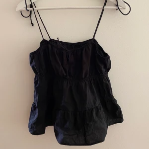 Gulligt bomullslinne - Svart bomullslinne. Banden knyter du.  Aldrig använt