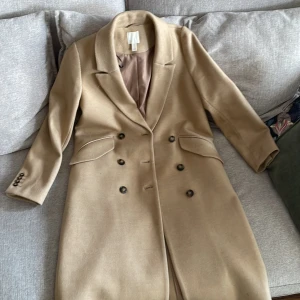 Beige Lång Kappa  - storlek 34 