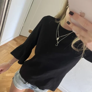 Trekvartsärm tröja - Jättefin svart trekvartsärm tröja med volang i slutet av ärmen😍😍 