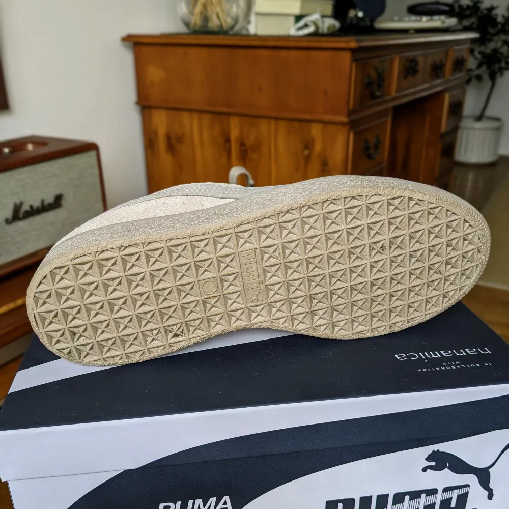 Puma Suede Vintage x Nanamica. Size 42 (US9).  The upper is entirely in the same monotone beige color and lined with Gore-tex membraine.. Skor.