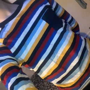 Multi färgad lång armad tröja - Storlek 134/140, gul,vit,svart,röd, blå,ljus blå lång armad tröja jätte fint skick använd 2-3 gånger och är för liten för mig, frakt ingår inte, hör gärna av er💕