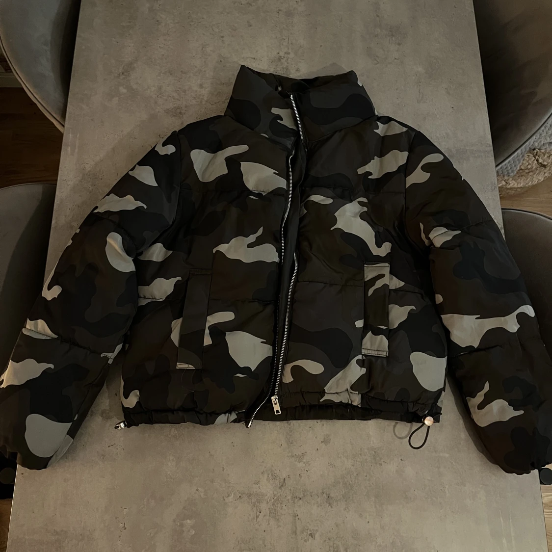 Pufferjacka i militär-mönster 