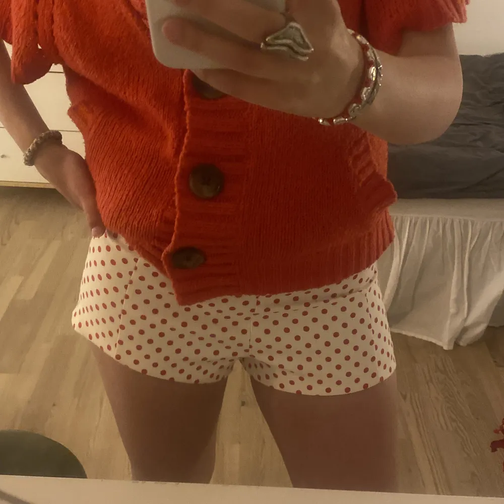 Säljer dessa supersnygga shorts från zara. Perfekta nu till sommaren!!😍Går inte att köpa från deras hemsida längre . Shorts.