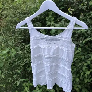 Superfint trendigt vitt linne med lite spets💖så så fint till sommaren 