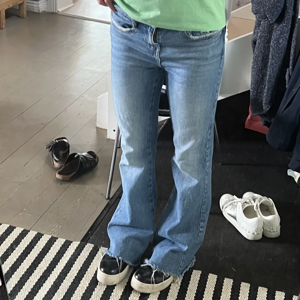 Säljer dessa supercoola bootcut jeans. De är i fint skick. Jeans & Byxor.