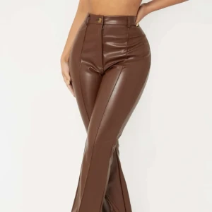 Skinnbyxor - Oanvänd skinnbyxor i storlek M. I färgen chokladbrun