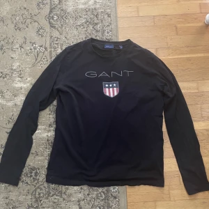 Gant longsleeve  - Svart Gant longsleeve i storlek M