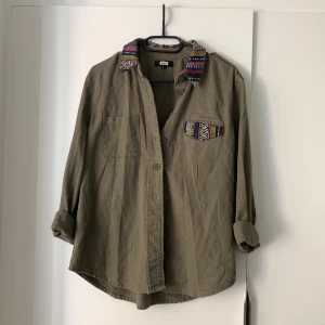 Grön vårjacka - En grön vårjacka köpt på BikBok för några år sedan, i storlek S men är oversize så passar M/L också.
