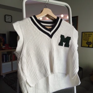 Structured sweater vest. - Strukturerad stickad vit väst med detaljerad krage. Använd endast ett fåtal gånger och säljes i mycket gott skick.