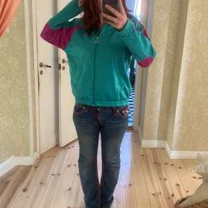 tracksuite tröja - säljer denna fina tröja då den inte kommer till användning. skriv privat för bilder mått osv 