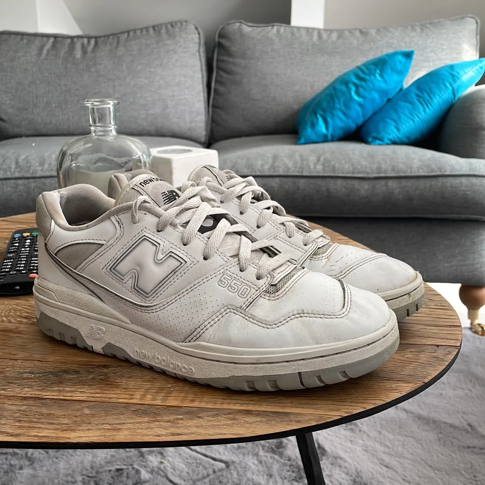 Säljer nu mina new balance 550. Väl använda men har en hel del att ge! Storlek 44. . Skor.