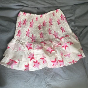 Kjol - Fin sommarkjol med stjärnor från Loavies i storlek s, men den är stretchig så skulle säga att den passar både xs och m också. Inge defekter. Säljs då den inte kommer till användning🥰🥰