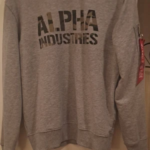 Alpha industries tröja - Mycket bra skick säljes pga jsg hsr växt ur den.