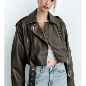 Zara brun läderjacka - Brun läderjacka från zara, knappt använd endast 4-5 gånger. Nypris:799kr. Storlek L men passar M och även S om man gillar lite oversize. Köparen står för frakt, kan även mötas upp i Stockholm.