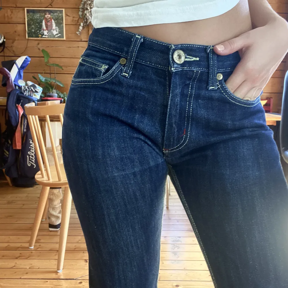 Lågmidjade mörkblåa jeans från märket DCATE. Storlek W29 L32. Midjemåttet är 78cm och innerbenslängden är 79cm. Jeans & Byxor.