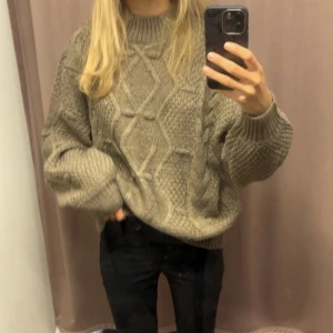 Stickad Tröja - Superfin gråbrun stickad tröja. Köpt i L för att ha lite oversized, nypris 600❤️