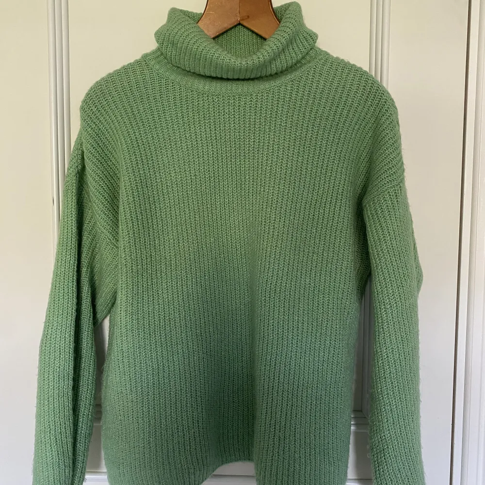 Säljer denna gröna stickade tröjan! Perfekt att dra över klänningen nu till sommaren! Står ingen storlek i men skulle säga att den sitter som en M! Köparen står för fraktkostnad💚. Stickat.