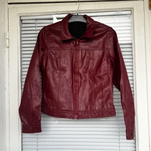 Vegansk läderjacka leatherjacket skinnjacka bikerjacka motorcykeljacka läder leather ekoläder läderimitation jacka rödjacka - Supersöt vintage läderjacka (läderimitation) säljes. Upplevs som en strl: M. 