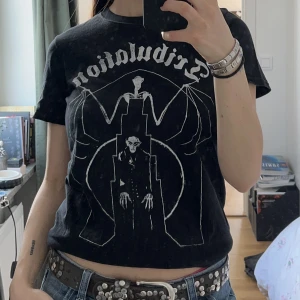 Tshirt  - Cool tshirt med punk print