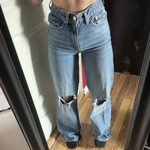 Högmidjade jeans  - Super fina, smickrande siluett, köpta på lager 157. Hundar finns i hem därav tvättas allt innan paketering, skriv privat för mer frågor eller bilder! 💛
