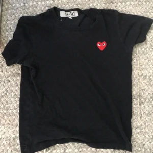 Cdg t-shirt - Den är i mycket bra skick och har knappt används.