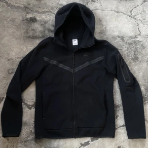 Nike tech fleece tröja - Säljer min nike tech fleece tröja, skick 10/10 köptes 6 månader sedan, digital kvitto medkommer. Pris går att diskutera.