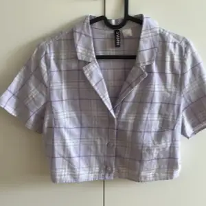 Lilarutig croppad skjorta från H&M 👚Nypris: 149kr 👚Aldrig använd 👚Stl 38 men lite liten i storleken 👚