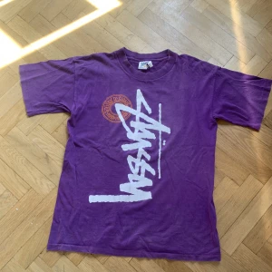 Vintage stussy t-shirt - Säljer nu denna feta vintage stussy tishan den är i bra skick. Skriv om ni undrar över något eller är intresserade 