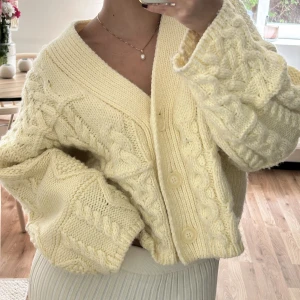 Stickad cardigan - Stickad cardigan, använd fåtal ggr 🫶🏽 storlek M men passar även mig som är en S