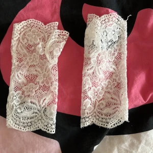 Vita tunna hanskar - Fona vita hanskar som bara är använda 1 gång. Köpta från shein för 50 kr! Klicka på köp om du vill ha, kontakta vid frågor! 