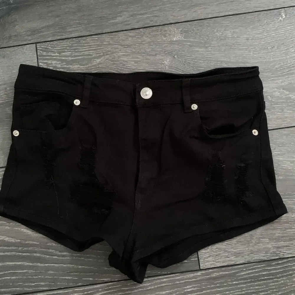 Shorts med hål/slitningar från H&M. Köpt för något år sen. Knappt använda. Storlek 38. Shorts.