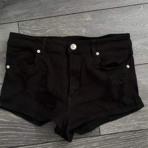 Shorts med hål/slitningar från H&M. Köpt för något år sen. Knappt använda. Storlek 38
