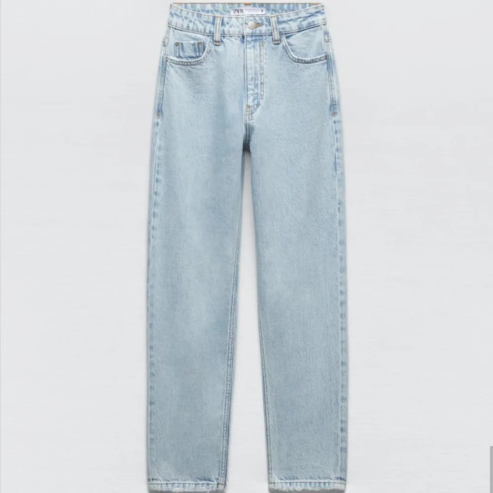 Jeans från Zara i stolek 38 använda endast 1 gång, säljer för att jag inte använder dom, pris på hemsidan 359 kr säljer för 190. Jeans & Byxor.