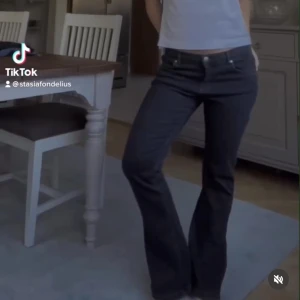Low waist jeans - Säljer dessa jeans från bikbok i strl S33 vilket motsvarar strl 36-38. Jag är 175 och har sprättat upp de för att få de längre. De är stretchiga Skriv privat för fler bilder eller frågor 💕