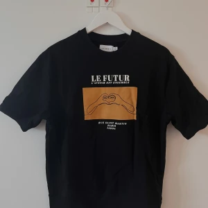 Kortärmad sweatshirt - Kortärmad sweatshirt i svart och storlek XS. Sitter dock mer som en S p.g.a att den är over-sized.