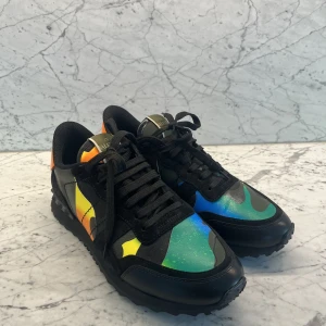 Valentino Rock Runners - Otroligt feta, unika Valentino Garavani skor i storlek 41 och är unisex. Skorna är i nyskick och är använda extremt fåtal gånger, skorna kostar över 8000kr nya så detta är ett rent kap. Självklart äkta, Hör av dig vid funderingar.