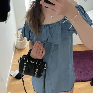 Jeans klänning Off shoulders  - Jätte söt jeans/blå klänning till sommaren❤️ köpt från sellpy, men jag har aldrig använt den!😍