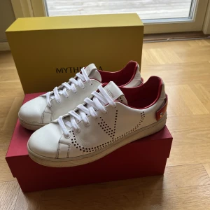 Valentino sneakers - Säljer mina älskade sneakers från Valentino Garavani. Röda detaljer storlek 39. Har använt dessa en hel del eftersom jag älskat dom så mycket men tyvärr använder jag inte använder längre. Beställde dessa sommaren 2020 från Mytheresa. Nypris 5750kr. 