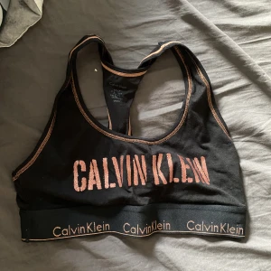 Sport-bh - Svart sport-bh utan bygel. Mjukt i tyget