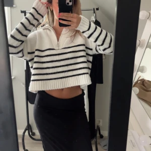 Randig stickad - Randig stickad zip-tröja från Bershka med svart vita ränder! 