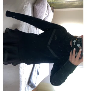 Nike Tech kofta - en super fin kofta som tyvärr ej kommer till användning fin i storlek och inga skador använd 3-4 gånger